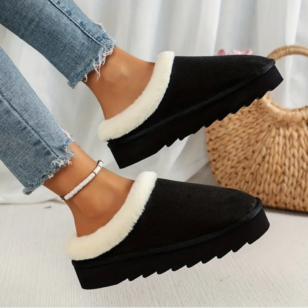 Solid Color Plush Lined Slippers - NEW - Cozy & Warm Soft Sole. Black.